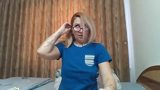 Snapshot of PussyEvely chatting on 02/12/25, 12:12 PussyEvely online show from 02/12/25, 12:12