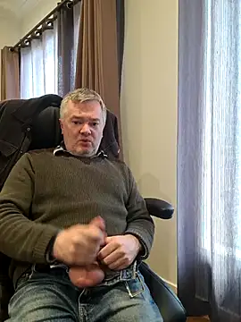 Snapshot of MichOxxford chatting on 09/29/25, 06:51 MichOxxford online show from 09/29/25, 06:51