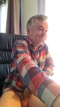 Snapshot of MichOxxford chatting on 10/15/25, 04:12 MichOxxford online show from 10/15/25, 04:12