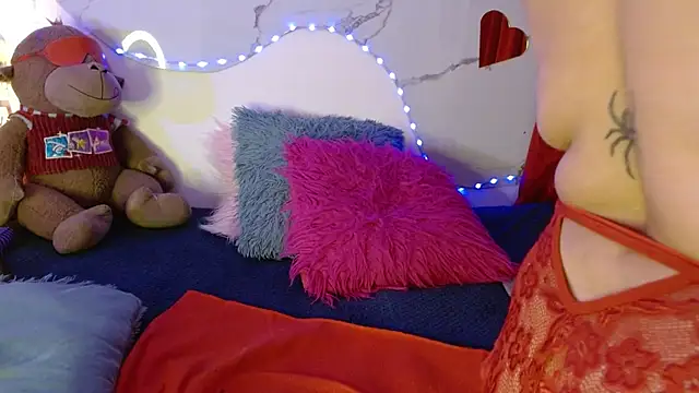 Snapshot of juanitared chatting on 10/17/25, 12:01 juanitared online show from 10/17/25, 12:01