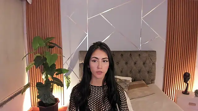 Coralinnee  online show from 04/25/26, 03:09