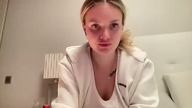 Snapshot of mariemelissah chatting on 12/15/24, 10:07 mariemelissah online show from 12/15/24, 10:07