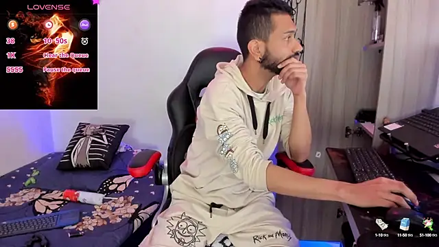 Snapshot of Aron_Baylor chatting on 10/23/25, 07:07 Aron Baylor online show from 10/23/25, 07:07