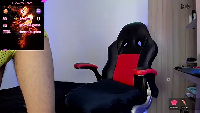 Snapshot of Aron_Baylor chatting on 10/25/25, 09:28 Aron Baylor online show from 10/25/25, 09:28