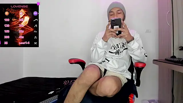 Snapshot of Aron_Baylor chatting on 11/16/25, 09:37 Aron Baylor online show from 11/16/25, 09:37