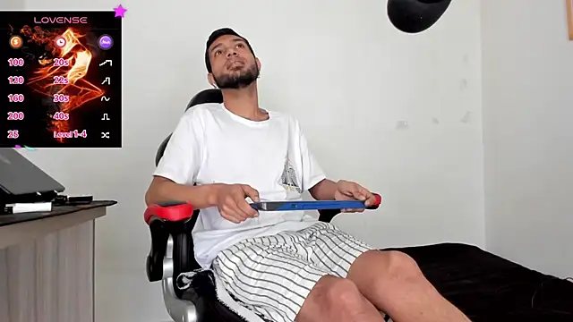 Snapshot of Aron_Baylor chatting on 11/21/25, 11:42 Aron Baylor online show from 11/21/25, 11:42