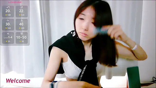 Snapshot of Love_me_Eri_ chatting on 10/06/25, 12:19 Love me Eri  online show from 10/06/25, 12:19
