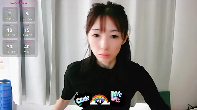 Snapshot of Love_me_Eri_ chatting on 10/18/25, 04:04 Love me Eri  online show from 10/18/25, 04:04