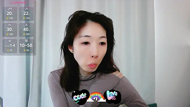 Snapshot of Love_me_Eri_ chatting on 10/20/25, 11:27 Love me Eri  online show from 10/20/25, 11:27