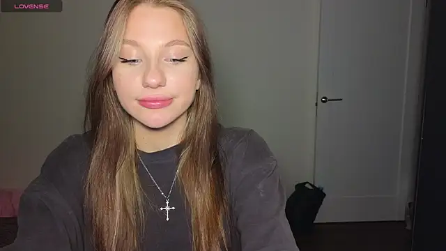 Snapshot of MiaKeler chatting on 02/05/25, 10:01 MiaKeler online show from 02/05/25, 10:01