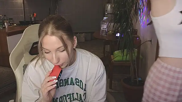 Snapshot of MiaKeler chatting on 03/06/25, 01:57 MiaKeler online show from 03/06/25, 01:57