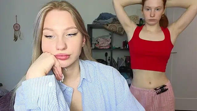 Snapshot of MiaKeler chatting on 03/12/25, 03:18 MiaKeler online show from 03/12/25, 03:18