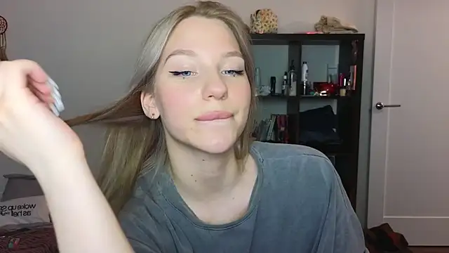 Snapshot of MiaKeler chatting on 03/17/25, 08:09 MiaKeler online show from 03/17/25, 08:09