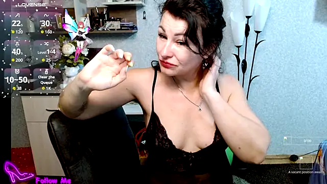 Snapshot of BeatriksS chatting on 11/18/25, 02:10 BeatriksS online show from 11/18/25, 02:10