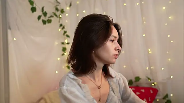 VivianLy  online show from 01/15/25, 07:48