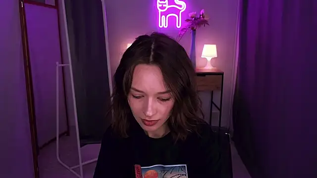 VivianLy  online show from 02/14/25, 09:56