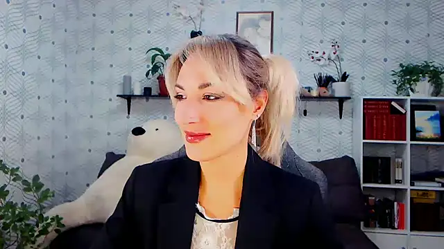 Snapshot of MillaXQueen chatting on 10/14/25, 02:07 MillaXQueen online show from 10/14/25, 02:07