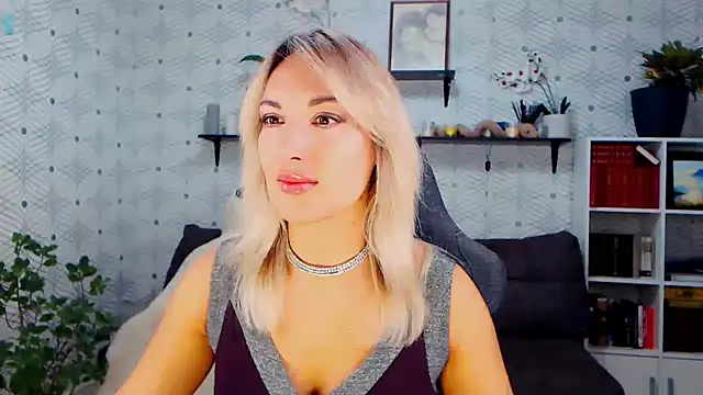 Snapshot of MillaXQueen chatting on 11/04/25, 01:54 MillaXQueen online show from 11/04/25, 01:54