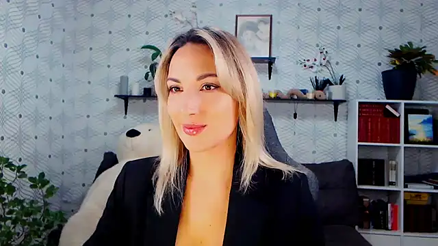 Snapshot of MillaXQueen chatting on 11/11/25, 02:28 MillaXQueen online show from 11/11/25, 02:28