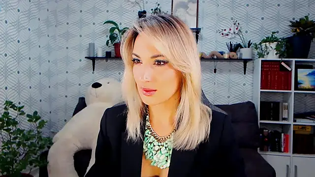 Snapshot of MillaXQueen chatting on 11/18/25, 02:43 MillaXQueen online show from 11/18/25, 02:43