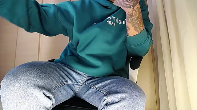 Snapshot of FindomJason chatting on 12/13/24, 02:49 FindomJason online show from 12/13/24, 02:49