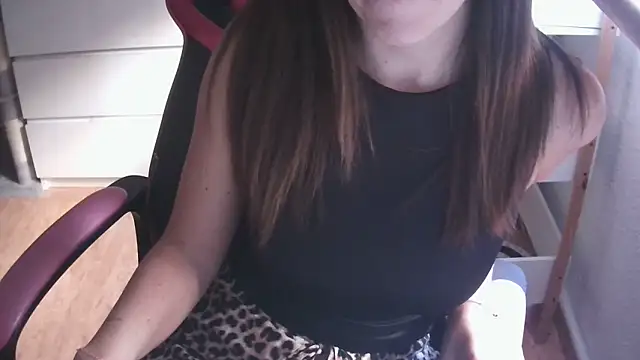 Snapshot of LunaGuerraxx chatting on 11/07/25, 08:36 LunaGuerraxx online show from 11/07/25, 08:36