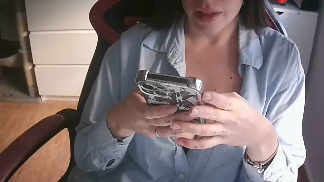 Snapshot of LunaGuerraxx chatting on 03/25/26, 08:42 LunaGuerraxx online show from 03/25/26, 08:42