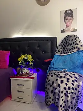 lonely shewolf online show from 12/15/25, 04:00