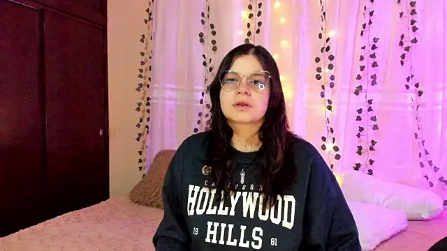 Snapshot of Mey_moon chatting on 12/12/24, 11:25 Mey moon online show from 12/12/24, 11:25