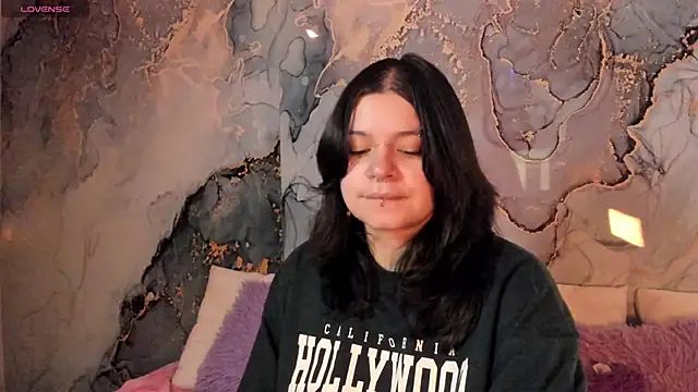 Snapshot of Mey_moon chatting on 11/28/25, 09:06 Mey moon online show from 11/28/25, 09:06