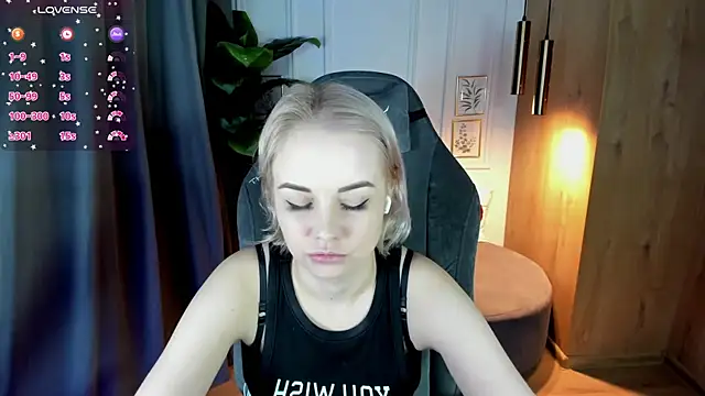 Snapshot of StephanieSweety chatting on 03/07/25, 12:12 StephanieSweety online show from 03/07/25, 12:12