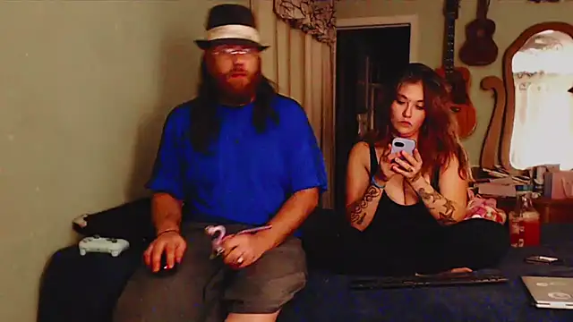 Snapshot of Geeznuts19 chatting on 10/19/25, 03:40 Geeznuts19 online show from 10/19/25, 03:40