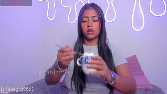 meganjames1 online show from 03/06/25, 12:52