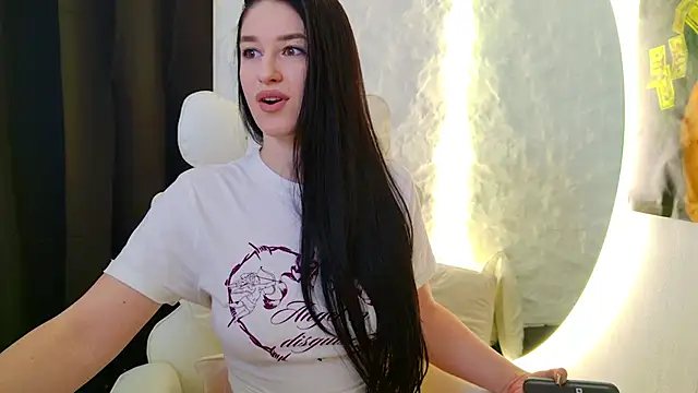 Snapshot of moniqque chatting on 10/25/25, 09:17 moniqque online show from 10/25/25, 09:17