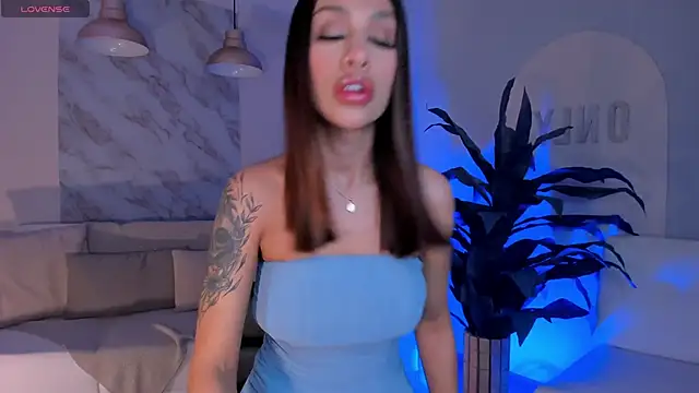 Snapshot of DannaCruz chatting on 02/18/25, 07:41 DannaCruz online show from 02/18/25, 07:41