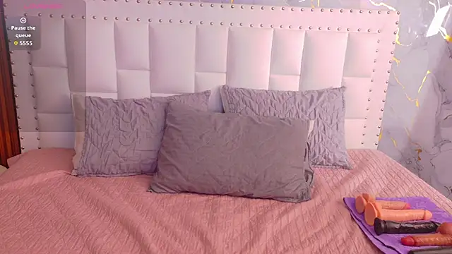 valkiria moore online show from 12/19/25, 12:23