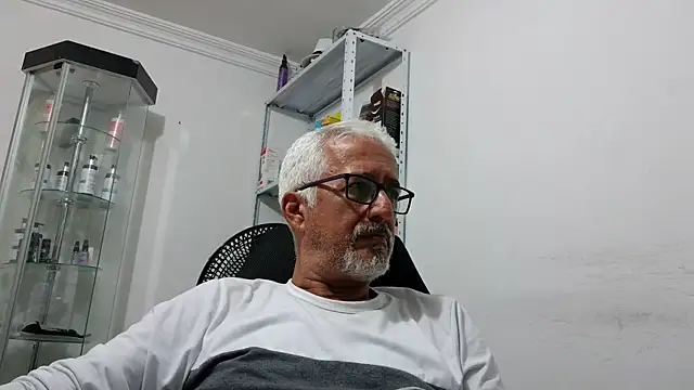 Snapshot of cenizo10124 chatting on 11/16/25, 02:06 cenizo10124 online show from 11/16/25, 02:06