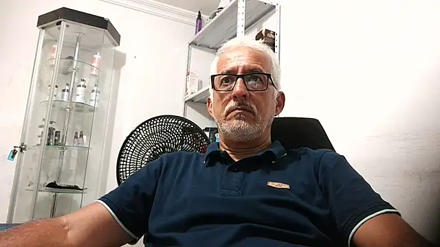 Snapshot of cenizo10124 chatting on 11/17/25, 09:09 cenizo10124 online show from 11/17/25, 09:09