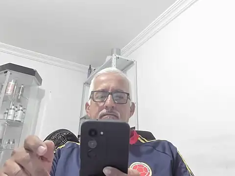 Snapshot of cenizo10124 chatting on 12/21/25, 11:12 cenizo10124 online show from 12/21/25, 11:12