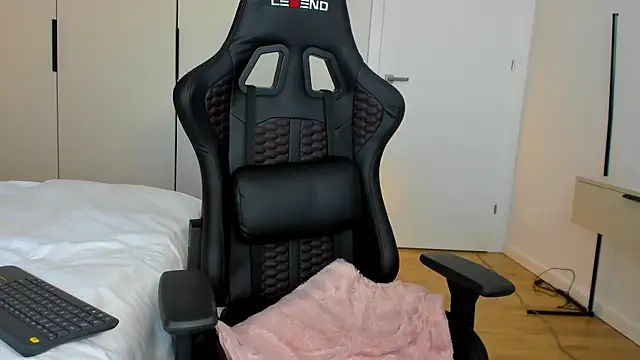 Snapshot of june_desire chatting on 01/11/25, 02:04 june desire online show from 01/11/25, 02:04