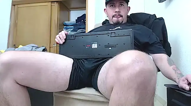 Snapshot of tattoodark_25 chatting on 03/19/25, 12:04 tattoodark 25 online show from 03/19/25, 12:04