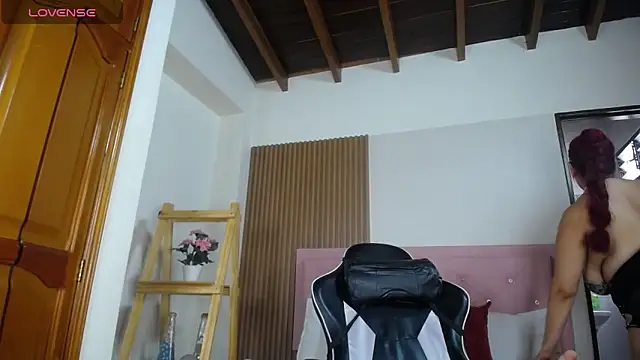 Snapshot of victoria__milf_ chatting on 02/11/25, 06:11 victoria milf online show from 02/11/25, 06:11