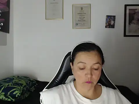 Snapshot of katty_lorens chatting on 06/07/26, 01:54 katty lorens online show from 06/07/26, 01:54
