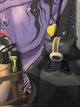 LaPetitechienne1 online show from 12/27/24, 10:16