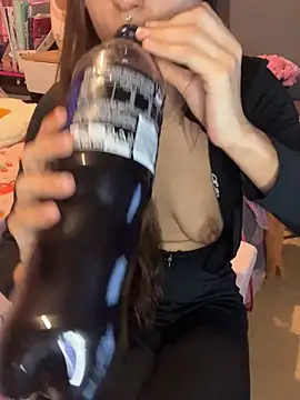 LaPetitechienne1 online show from 02/17/25, 12:54