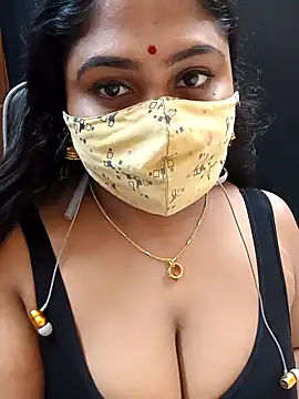 Snapshot of Sophiaboudi chatting on 10/08/25, 05:43 Sophiaboudi online show from 10/08/25, 05:43