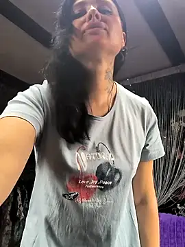 Snapshot of KikiXRed chatting on 11/12/25, 11:10 KikiXRed online show from 11/12/25, 11:10