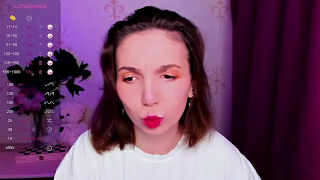 KindHazelHere  online show from 04/08/26, 08:20