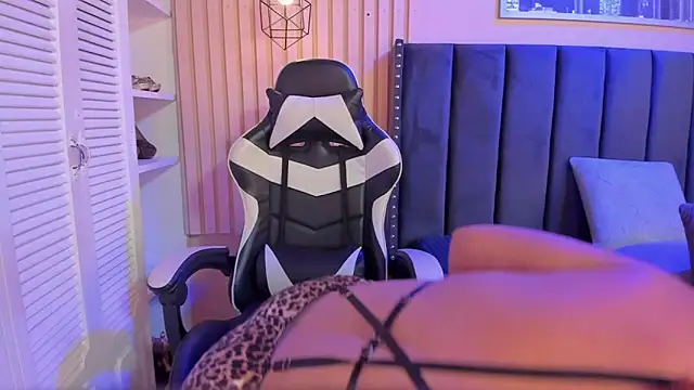 ashlye miller  online show from 11/28/25, 04:26