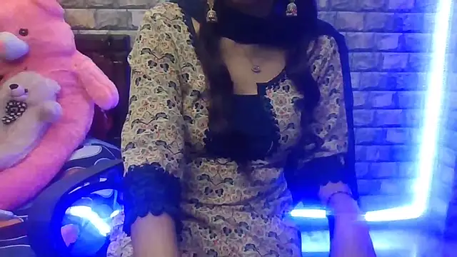 Snapshot of Sexy_iknoor chatting on 10/07/25, 04:20 Sexy iknoor online show from 10/07/25, 04:20